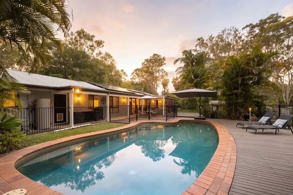 Karalee 4कमरा Privacy, a pool, a shed and room for the family-all in a location you'll love.