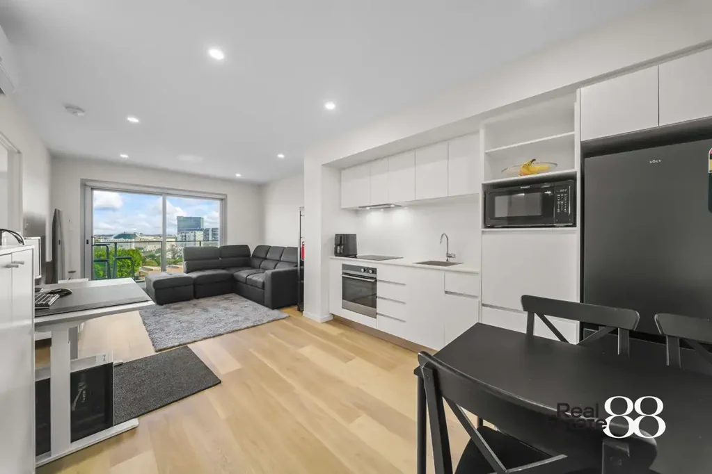 Rivervale 1房  Top-Floor Living with City Views