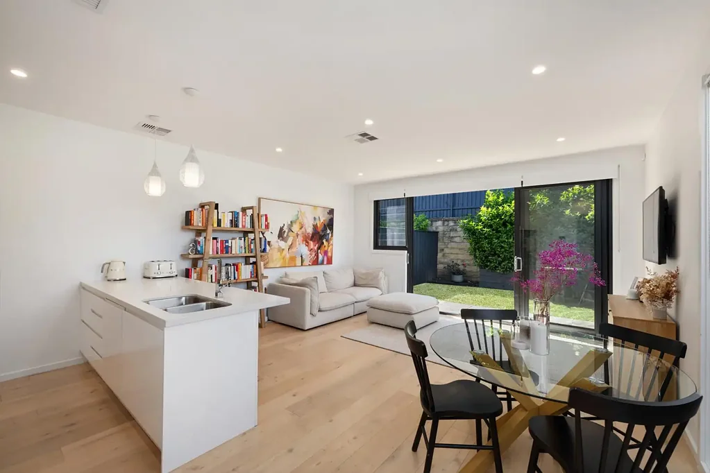 Warriewood 3कमरा Contemporary Coastal Living in a Peaceful Cul-de-Sac Setting