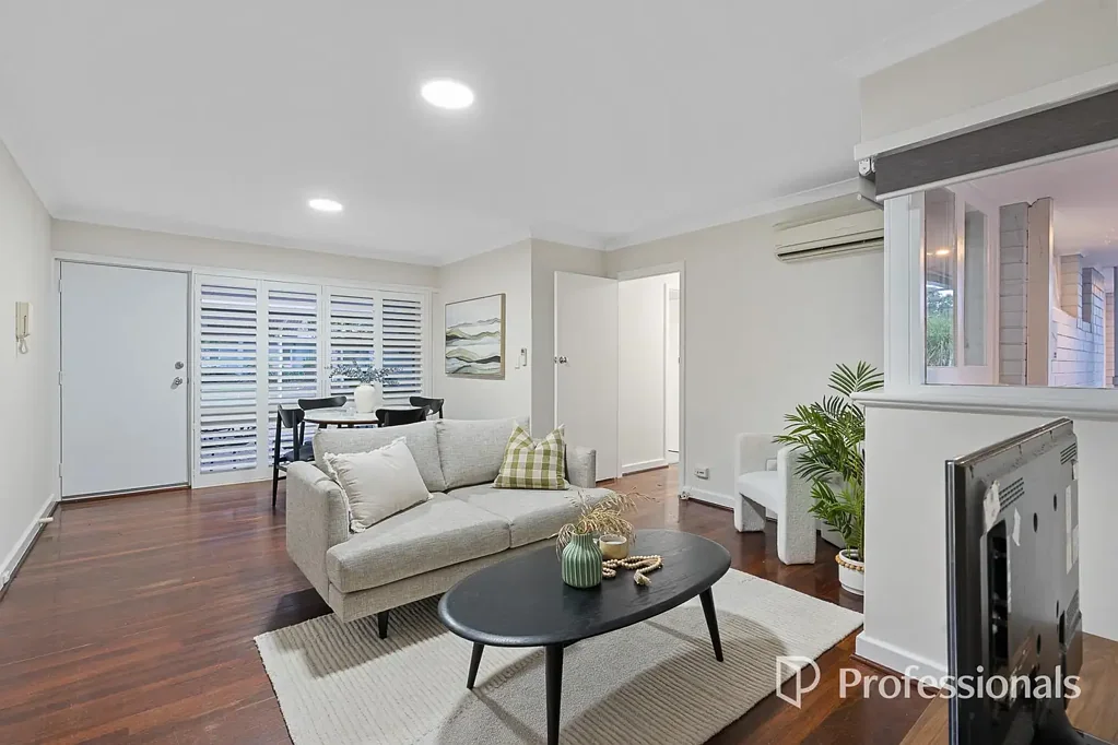 Girrawheen 3Phòng ngủ STYLISHLY UPDATED HOME WITH GENEROUS OUTDOOR SPACE