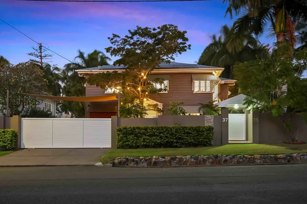 Labrador 6房  The Ultimate Dual Living Opportunity. 
Two dwellings, a substantial double block & limitless flexibility in one of Chirn Park's most coveted locations