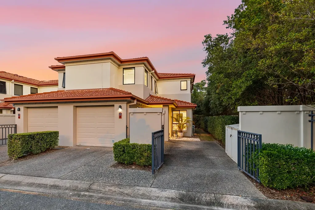 Robina 3Kwarto Renovated End-Position Townhouse with Space to Live, Entertain & Enjoy