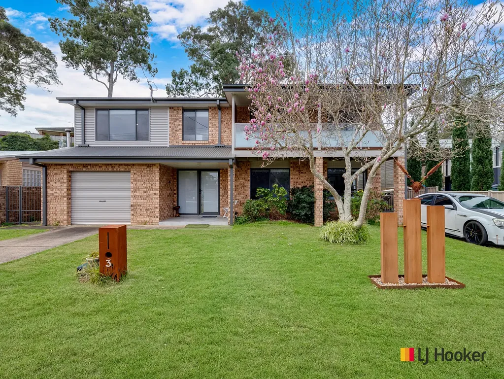 Surfside 4 Bedroom Beautifully Renovated - 100m flat walk to the Beach !