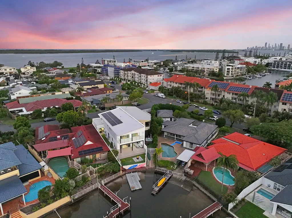 Runaway Bay 4غرفة نوم Luxurious Waterfront Oasis with Exceptional Investment Potential
