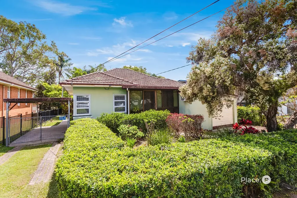 Brighton 3침실 Charming Family Home Full of Potential - Blue Chip Address!