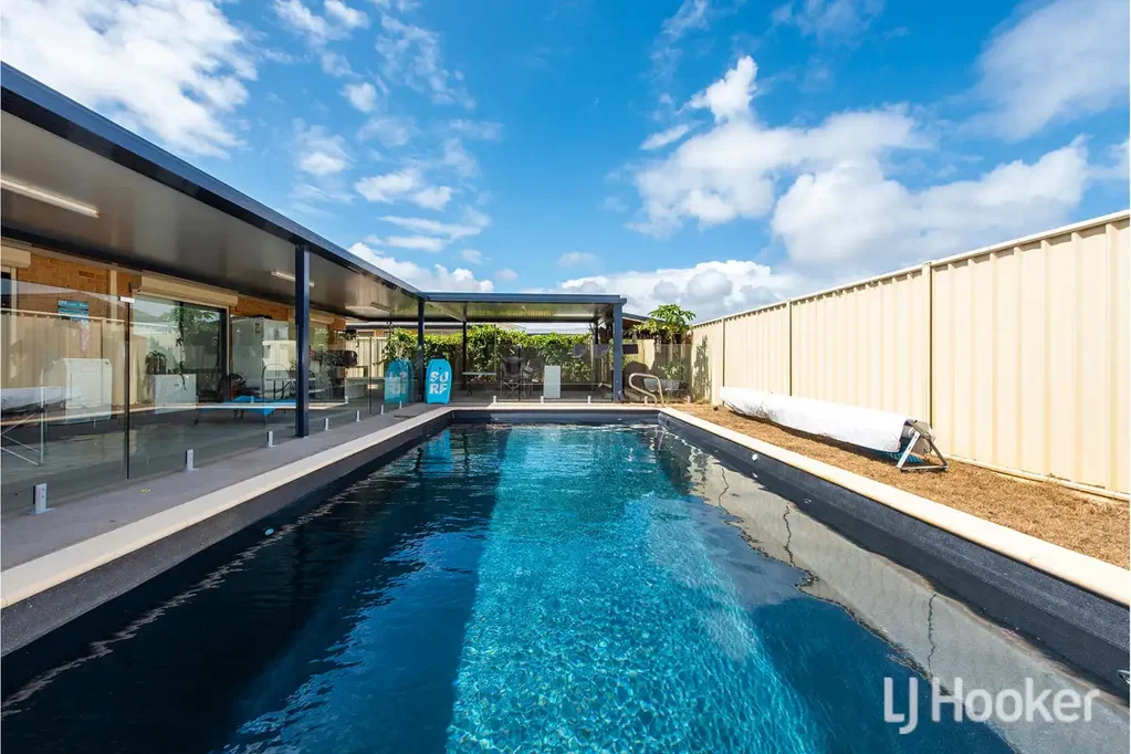 Lakelands 4ห้องนอน Modern Luxury in Prime Lakelands with Stunning Pool Oasis!