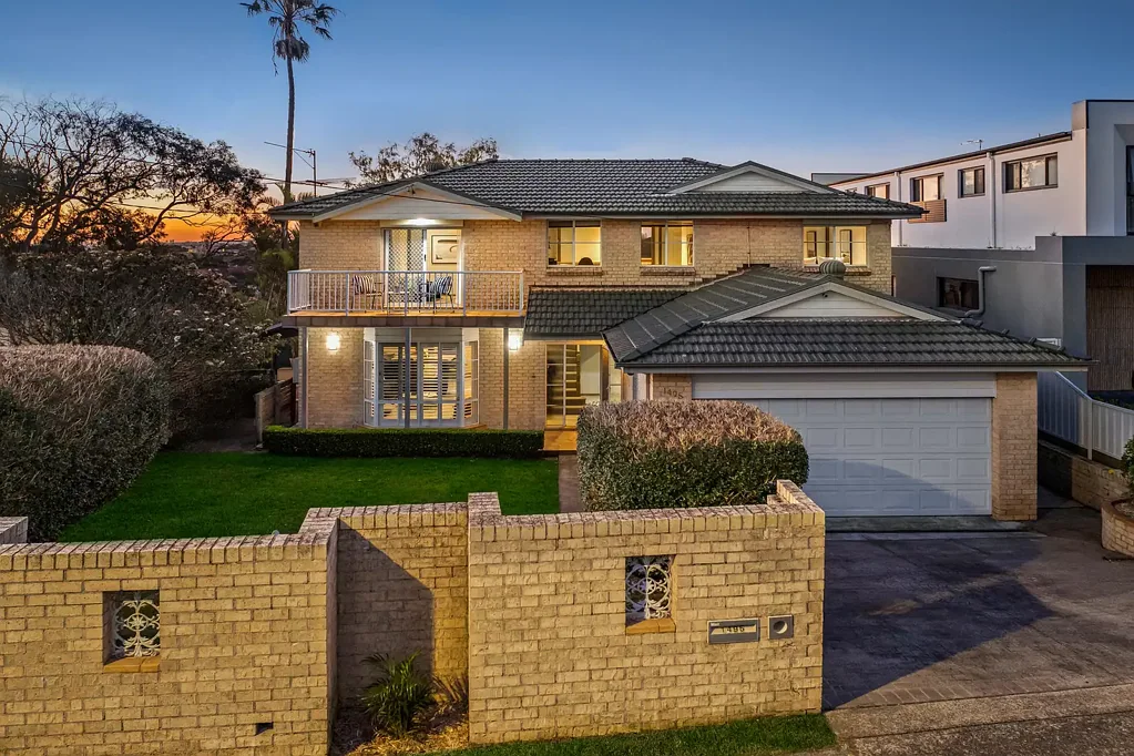 Little Bay 5ਬੈੱਡਰੂਮ Grand Family Home with Pool, Views & North-Facing Entertainer's Backyard
