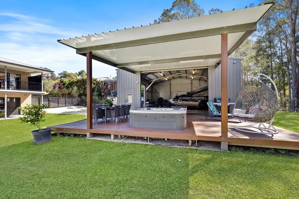 North Batemans Bay 4ਬੈੱਡਰੂਮ Spacious Family Living with Exceptional Shedding on 1,808sqm