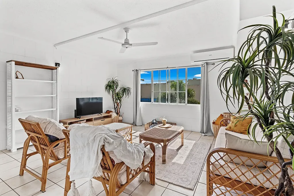 Cannonvale 3房  Light Filled Living with Poolside Appeal