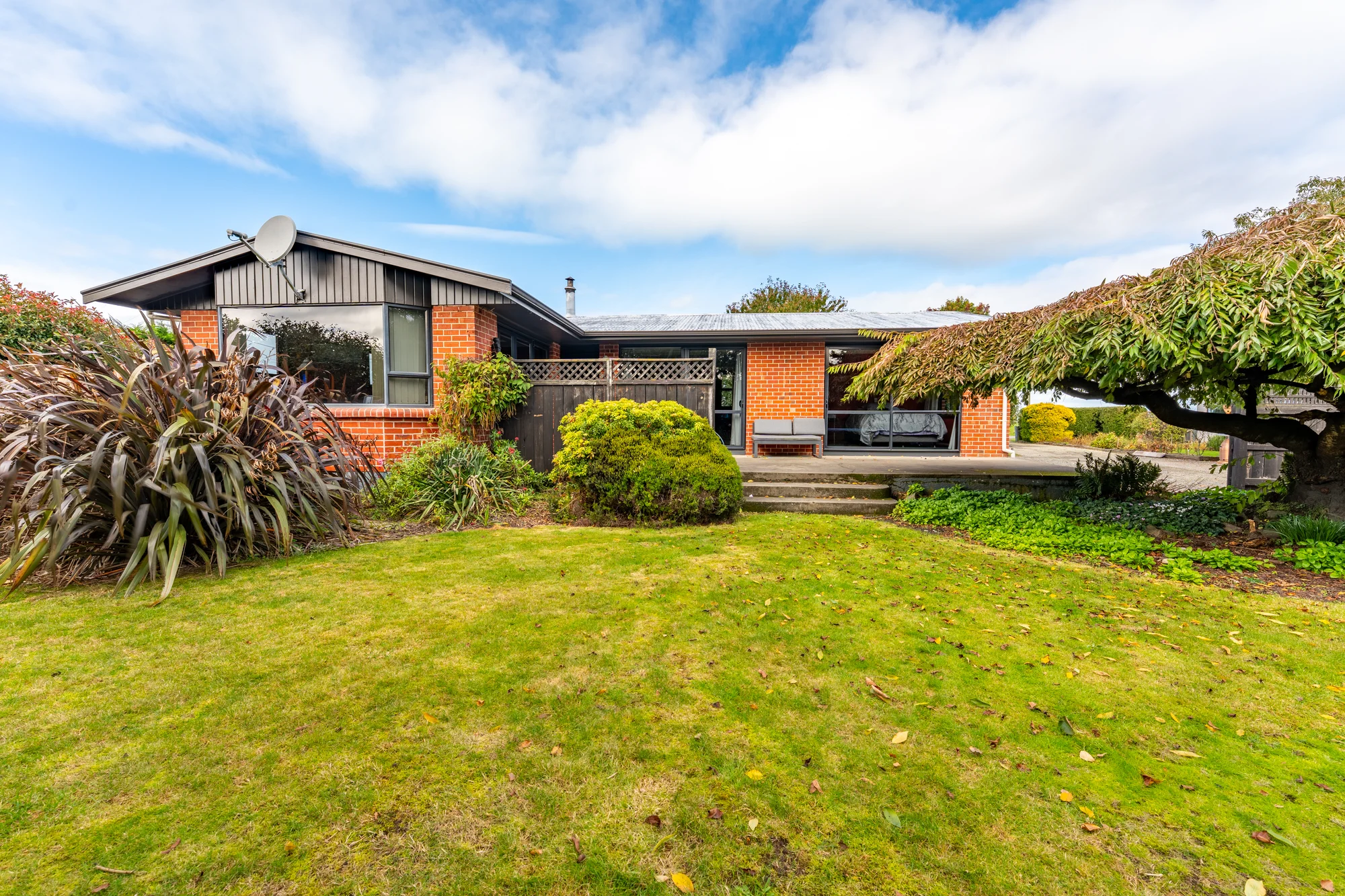 Levels 3Habitaciones Country Charm, Pool, Sheds & Opportunity