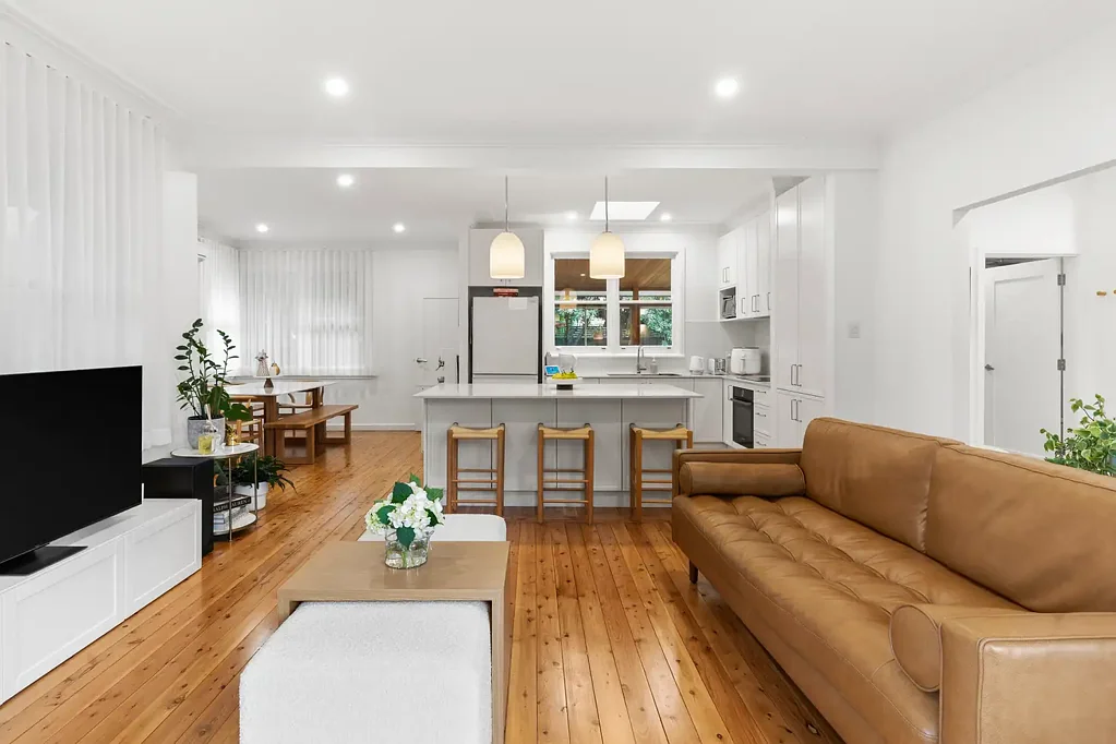 Gymea 3房 美丽单层住宅 现代饰面翻新 全新厨房带大岛台 时尚新浴室 开放式起居 光线充足 私人庭院 学区房 便捷交通 Effortless Single-Level Living in Quiet Cul De Sac