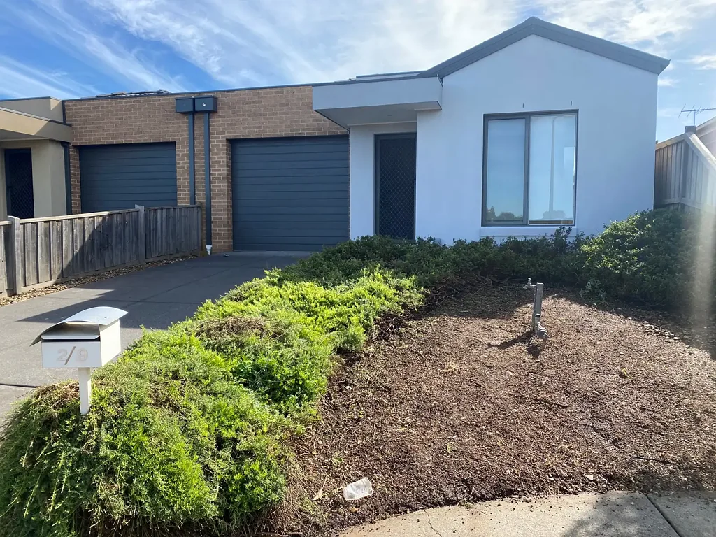 MODERN 3 BEDROOM HOME WITH TWO LIVING AREAS
