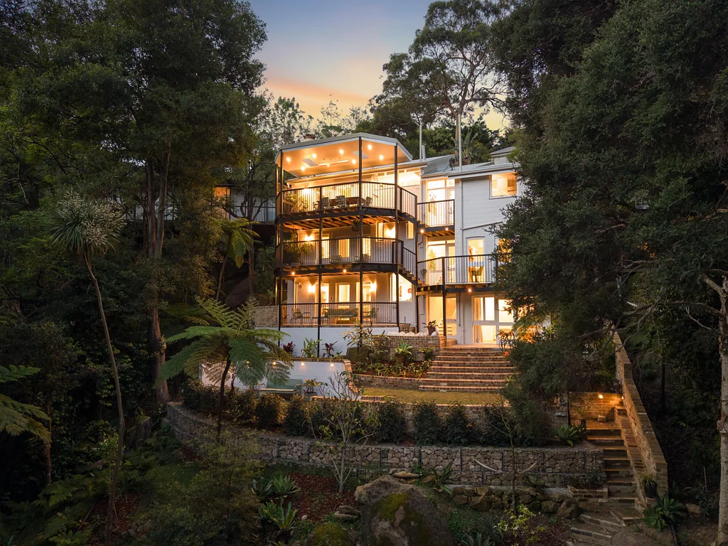 Castlecrag 4房 现代主义杰作的重塑——全面翻新的滨水保护区住宅 A reinvention of a modernist masterpiece - fully renovated waterfront reserve home