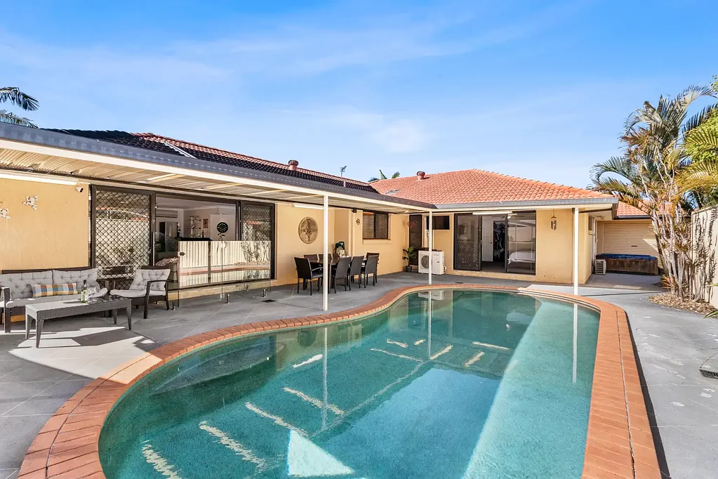 Helensvale 4房  Rare Single-Level Entertainer with Triple Garage