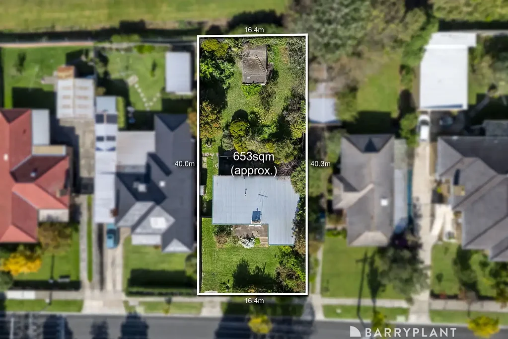 Bundoora 3房 街道高处景观佳 653sqm无限潜力 中央位置便利多 学区环绕通勤易 公园环绕生活方式美 Prime High-Side Opportunity in Central Bundoora