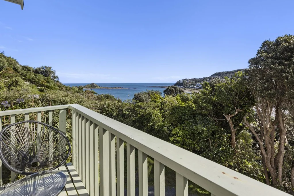 Island Bay 3침실 A Winning Combination of Sun, Views & Parking