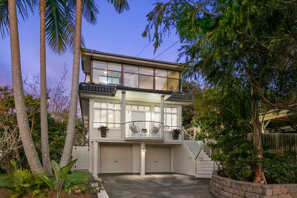 Collaroy Plateau 5房 高地北端珍稀位置 宏伟双砖住宅 双层灵活布局 壮观全景视野 多代同堂理想家 现代厨房Smeg电器 独立工作室储藏 宁静环境近湖海 Versatile dual level residence with sweeping ocean views