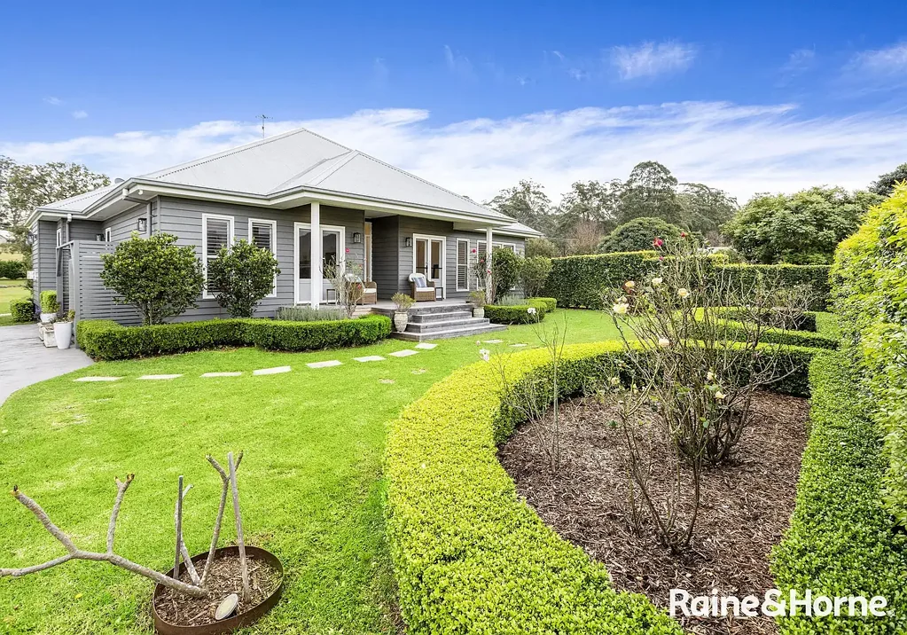 Berry 4 Bedroom Elegant Country Haven Featuring Alfresco Entertaining & Scenic Outlooks