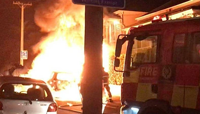居民小心，奥克兰疑似发生随机纵火事件，路边车辆被烧