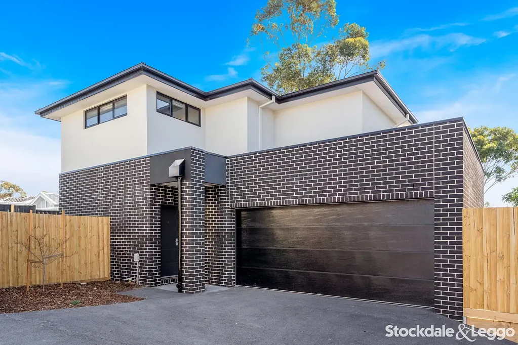 Modern Townhouse with Versatile Downstairs Bedroom!
