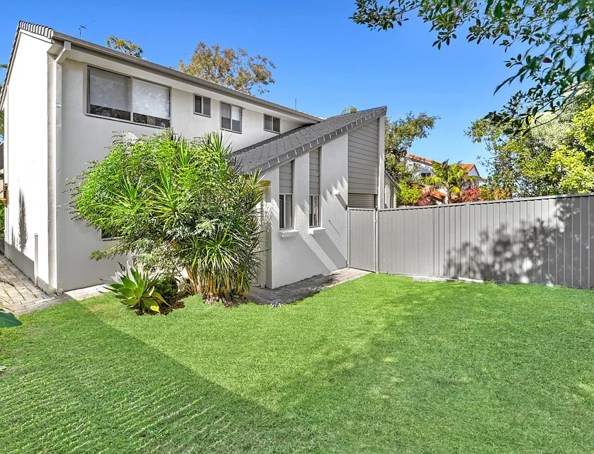 2/477 Pine Ridge Road, Runaway Bay, Gold Coast, 3 rūma, 2 rūma horoi, Apartment