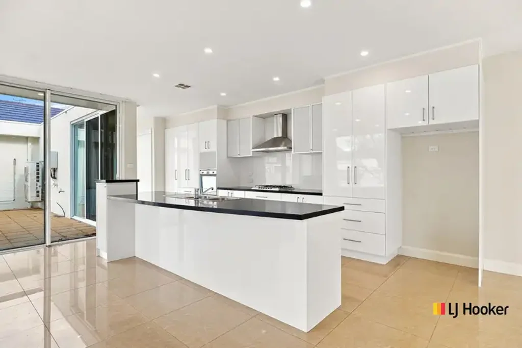 Light Filled townhouse with water frontage of Yerrabi Pond