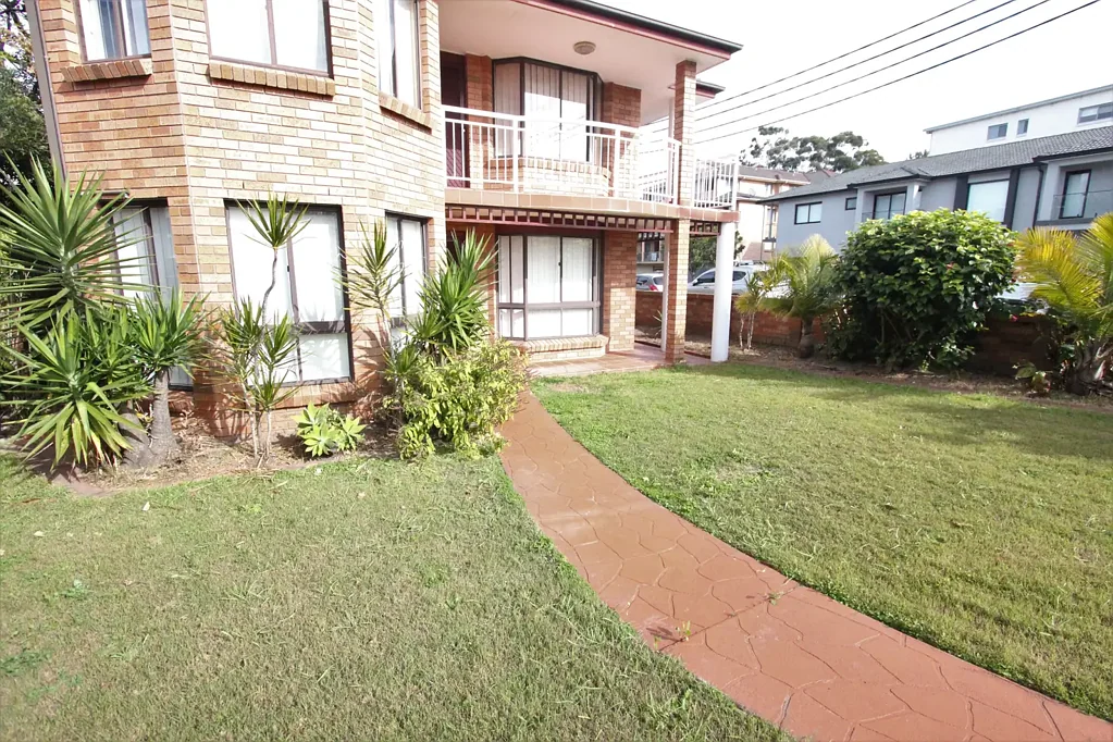 CLOSE TO SCHOOLS, TRANSPORT & SHOPS