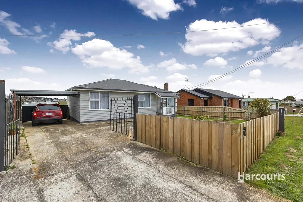 Acton 3房  Secure and Comfortable Updated Home on a Flat Block