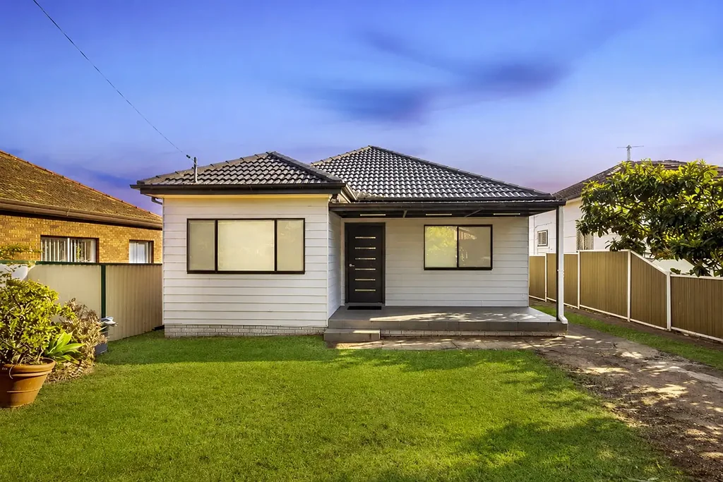 Bankstown 3房 全新翻新住宅 448.9平米宽敞格局 现代厨房起居区 木地板分体空调 精美浴室双卫 后方遥控车库 便利交通学校商店 Beautifully Renovated Family Home In Prime Bankstown Location