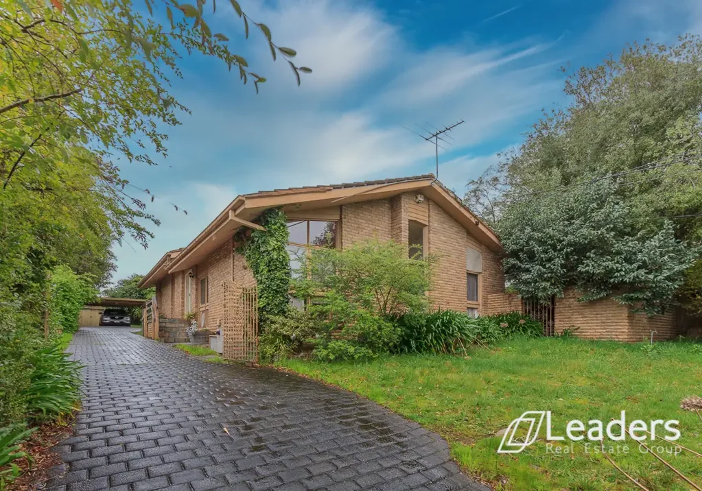 Mount Waverley 3房 优地理位置 近名校&商店 宽敞明亮住宅 挑高天花板 大型后院 3卧带衣柜 齐全家居设施 广阔土地 多单元开发潜力 无限可能与前景 Elevated Block for multi-dwelling development