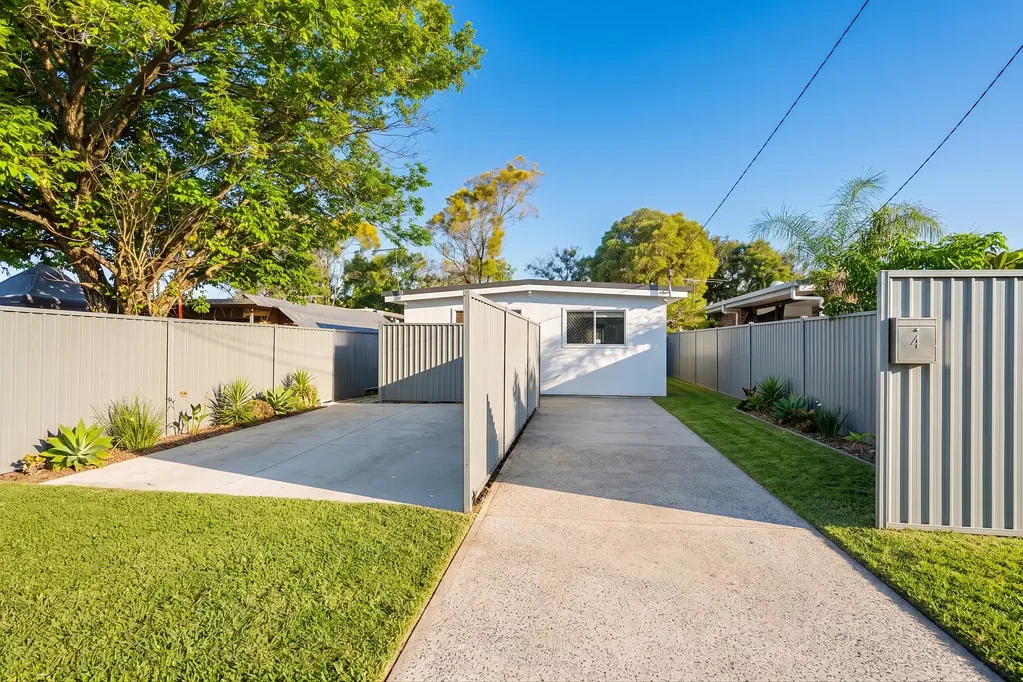 Caboolture South 6房 双住宅独立计费 405㎡实用地块 便捷交通枢纽 购物医疗近便 学区资源丰富 投资自住两相宜 Dual Income Opportunity on One Title – High Yield Potential in a Prime Caboolture Location.