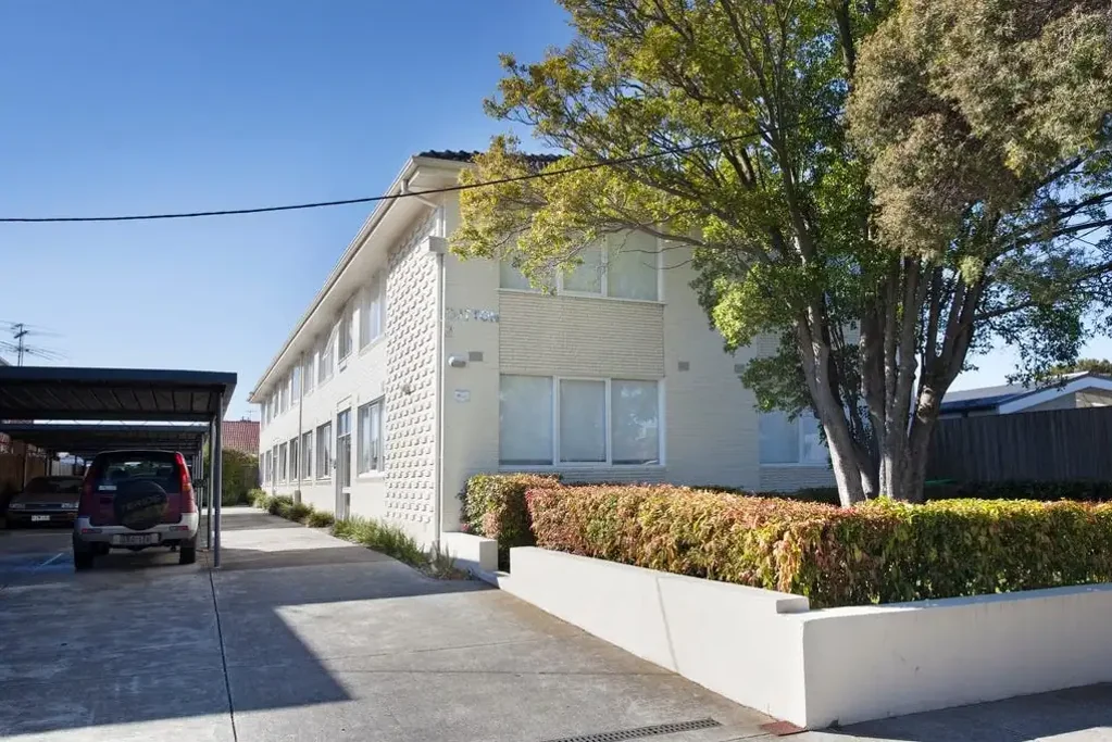 GROUND FLOOR LIVING IN PRIME LOCATION