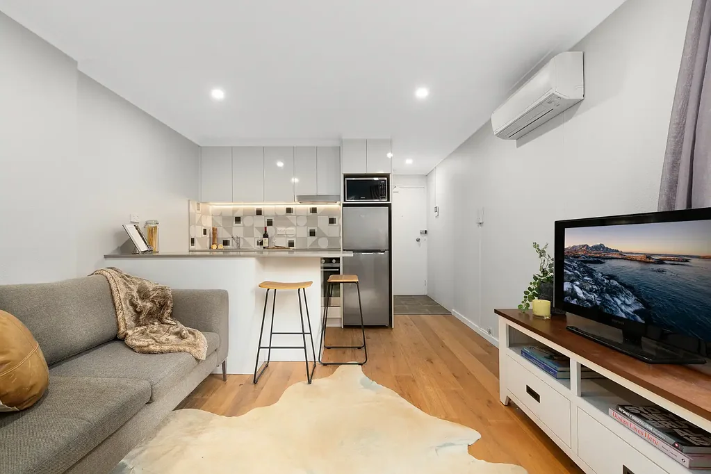 Surry Hills 1房 位于悉尼最活力区域，步行至热闹街区。现代设计，低维护布局。配备Bosch电器，双人卧室采光充足。安全电梯建筑，居民泳池。优质投资选择，AirBnB友好。步行至公交站、餐厅。 Stylishly renovated apartment with high yield potential