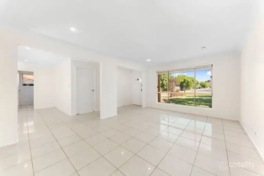 Kellyville Ridge 4房 优越地段R4分区 灵活布局 五层楼高潜力 宽敞四卧 新装修 维护佳 配套全 步行即享生活便利！ Spacious Family Home with Future Potential on Prime R4-Zoned Block