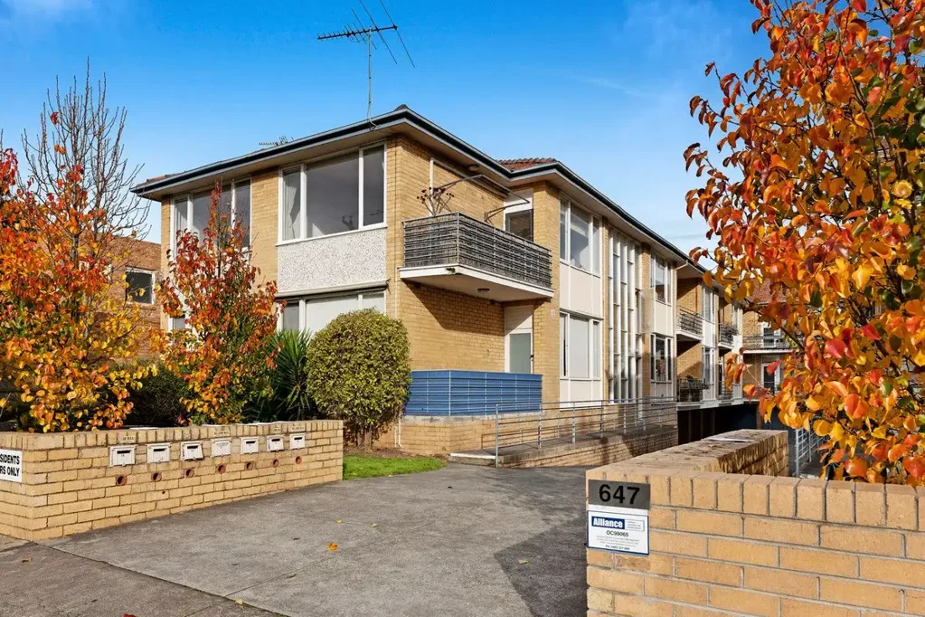 Caulfield North 2침실 Ground Floor Solid Brick 60s Apartment with North Facing Garden and lock up garage