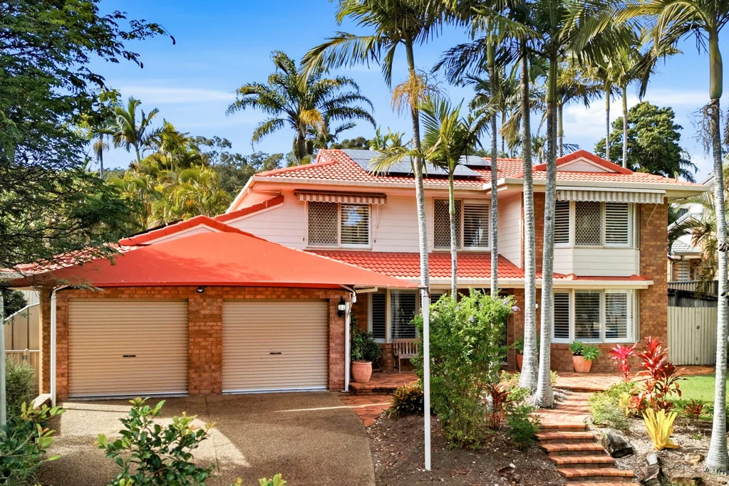 Carindale 5房 稀有发售：为家庭而建的住宅，自建成以来一直精心维护 Rarely Offered: A Home Built for Family, Beautifully Kept Ever Since