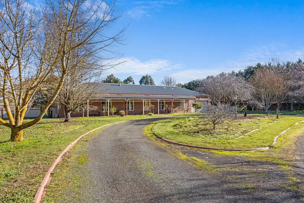 Ballan 4બેડરૂમ Private Acreage Lifestyle With Exceptional Family Living And Great Shedding.