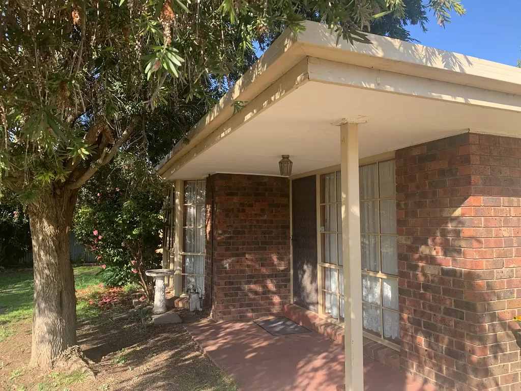 2 Bedroom Unit Close to Town