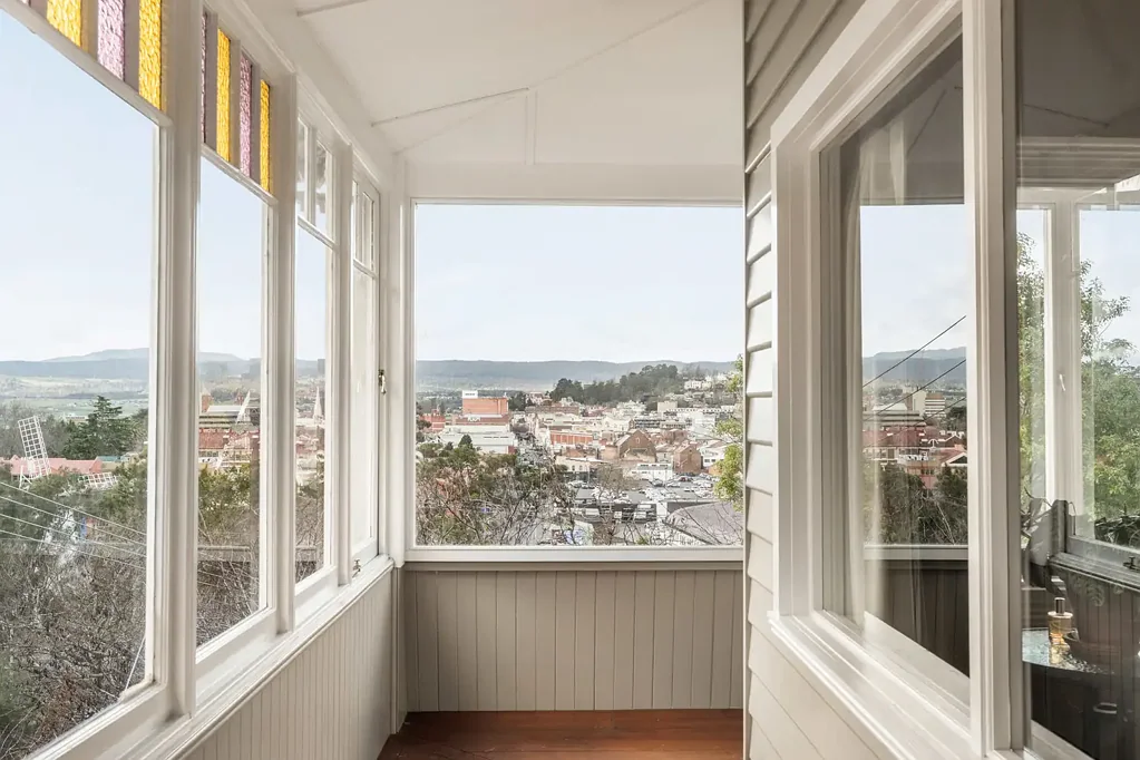 West Launceston 4 Slaapkamer Gorgeous views over looking the Tamar Valley & CBD, wrap around sunroom and dual living floorplan with separate studio