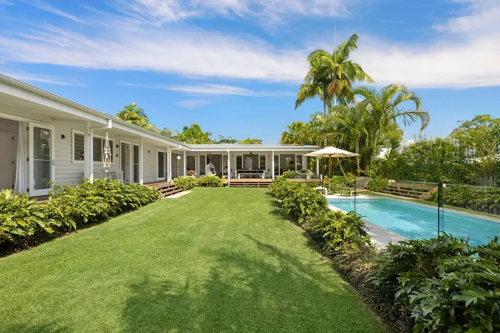 Byron Bay 6कमरा Rare quarter acre oasis in outstanding Golden Grid location