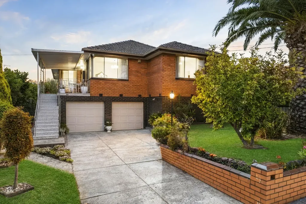 Clayton South 3Kwarto Elevated Family Living with Expansive Lower-Level Retreat