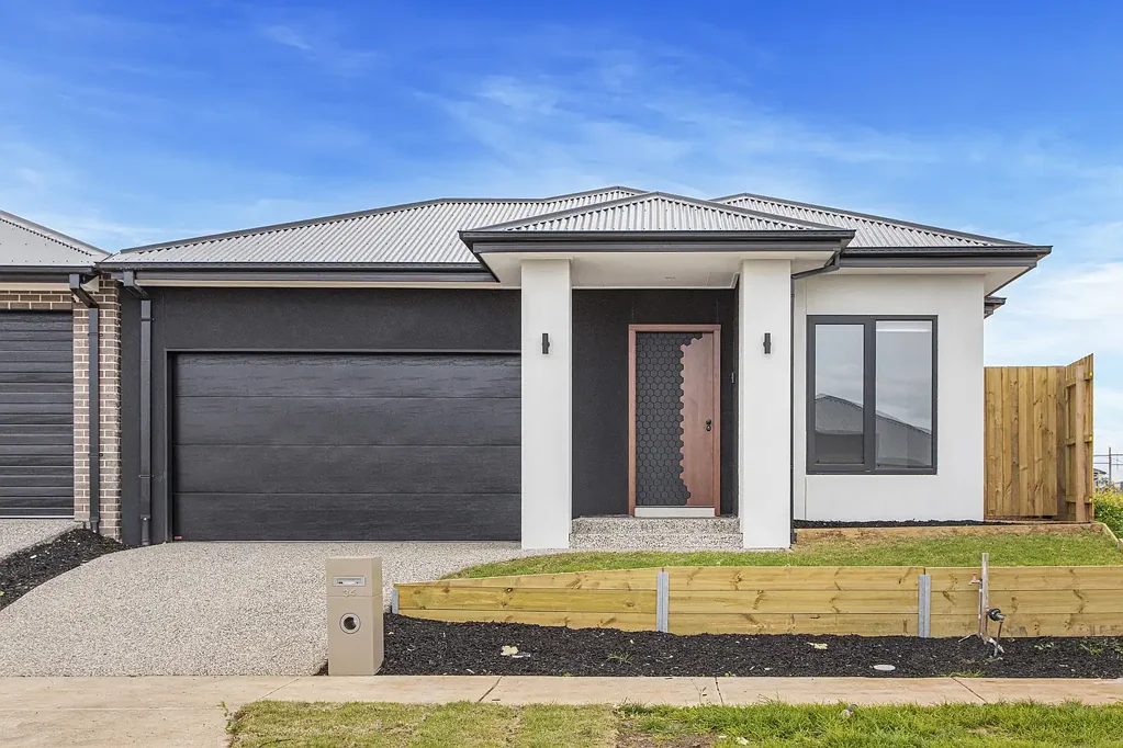 Modern Family Living in Thornhill Park