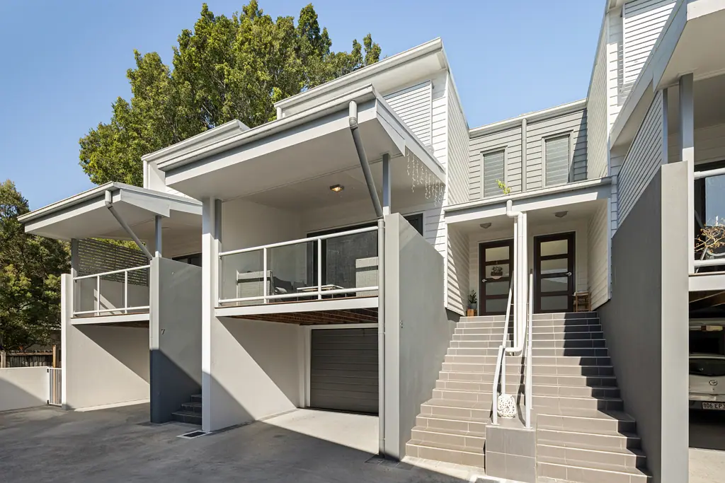 Morningside 3Habitaciones Contemporary Townhouse Living in Gated Complex Offering Space & Convenience