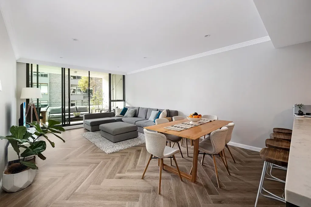 Blakehurst 2房 Carss Bush景观 两大卧室公寓 开放式设计 美食厨房 三车位车库 管道空调 智能家居 综合设施 优越位置 Contemporary Apartment with Three Car Garaging