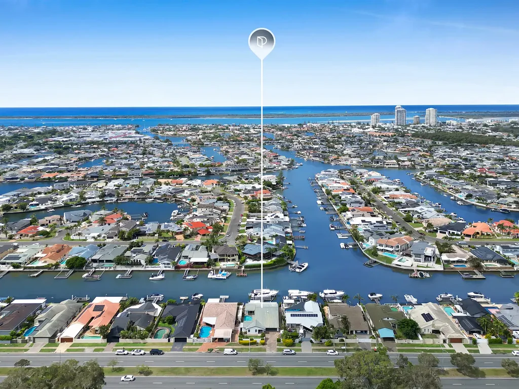 Runaway Bay 5 Bedroom Superb Views - Family-Friendly Waterfront Paradise on a Sought-After Canal T-Section