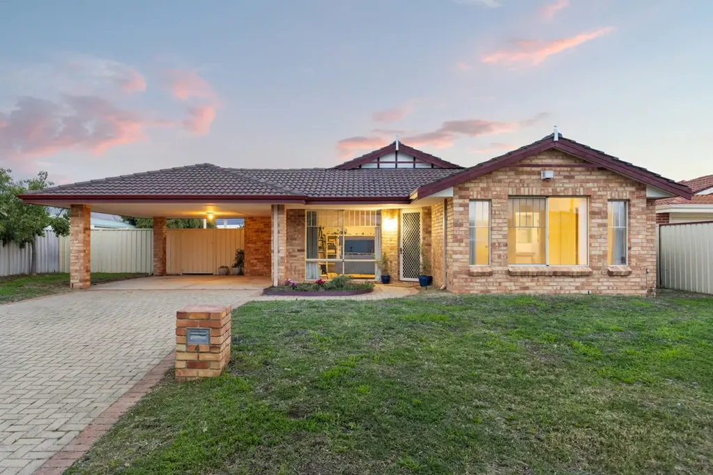 Secret Harbour 4房  Why: Providing a family orientated appeal, this perfectly placed property overflows with contemporary comfort for laid back coastal living