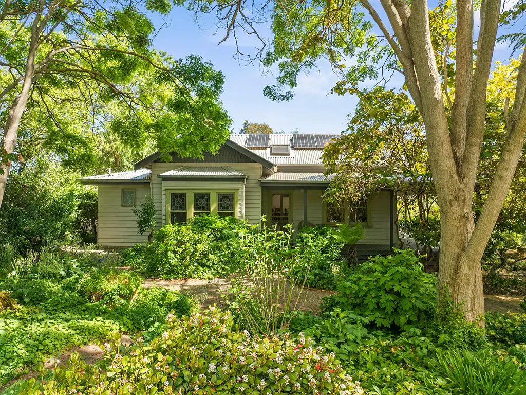 Mansfield 4 Bedroom Private 6 acre oasis a short stroll from High Street!