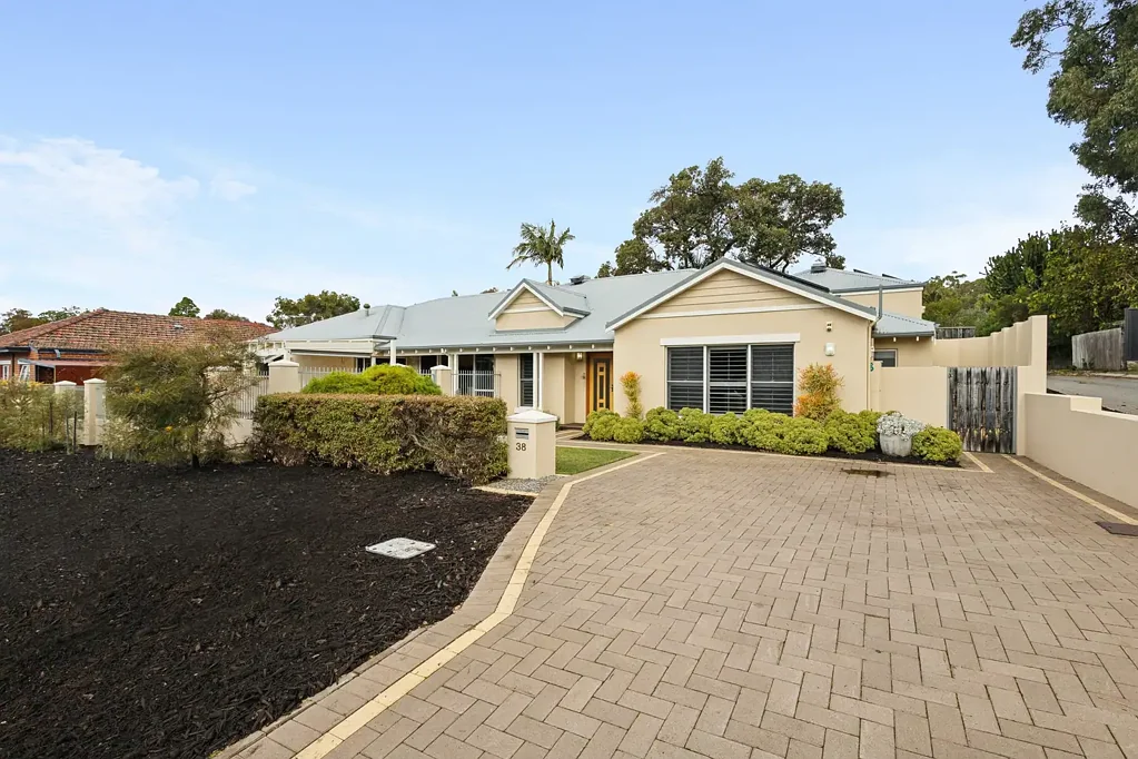 Mount Claremont 4ห้องนอน Stunning 15 year old single level living residence in premier location