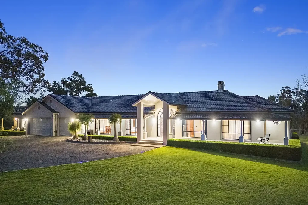 Kenthurst 6 Bedroom Acreage Lifestyle With Endless Possibilities!!
It is very RARE land!!