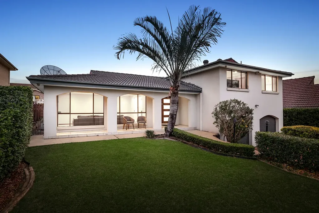 Baulkham Hills 5 Slaapkamer PRESTIGE FAMILY OASIS IN THE MATTHEW PEARCE CATCHMENT (WALKING DISTANCE ) – GRAND MODERN LIVING ON 929.2M² WITH POOL, ALFRESCO & LUXURY FINISHES!